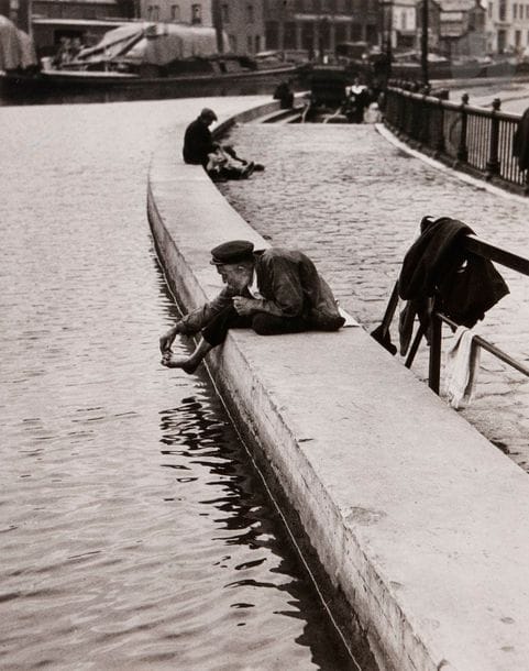 André Kertész (1894-1985)
Paris, 1926.
Toilette au bord du canal.
Épreuve argentique (c. 1970), signée et datée au crayon au verso.
Image : 24,7 x 19,7 cm
Feuille : 25,2 x 20,3 cm

Bibliographie :
Andre Kertesz, J’aime Paris, Grossman, New York, 1974, p. 25.
