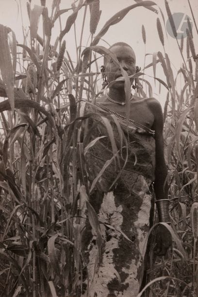 George Hoyningen-Huene (1900-1968)
Afrique, c. 1938.
Jeune homme en habits traditionnels.
Épreuve argentique d’époque sur papier Kodak. Tampon du photographe au verso.
22,5 x 14,5 cm

Bibliographie :
George Hoyningen-Huene, African mirage : The record of a journey, Londres, B.T. Batsford, 1938, pp. 24-25.