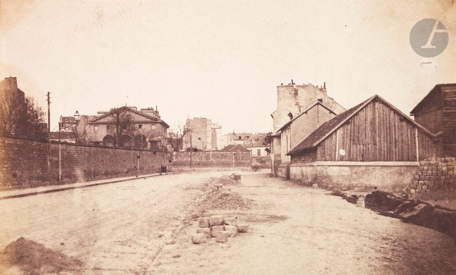 Roger du Manoir (1827-1888)
Barrie?re Clichy, mai 1853.
Épreuve sur papier sale?, d’après négatif papier, contrecollée sur carton. Le?gende manuscrite a? l’encre bleue sur le montage en bas a? droite.
19,7 x 32,7 cm

Bibliographie :
Anne de Mondenard et alii, Modernisme ou Modernité, les photographes du cercle de Gustave Le Gray, 2012, p. 46.