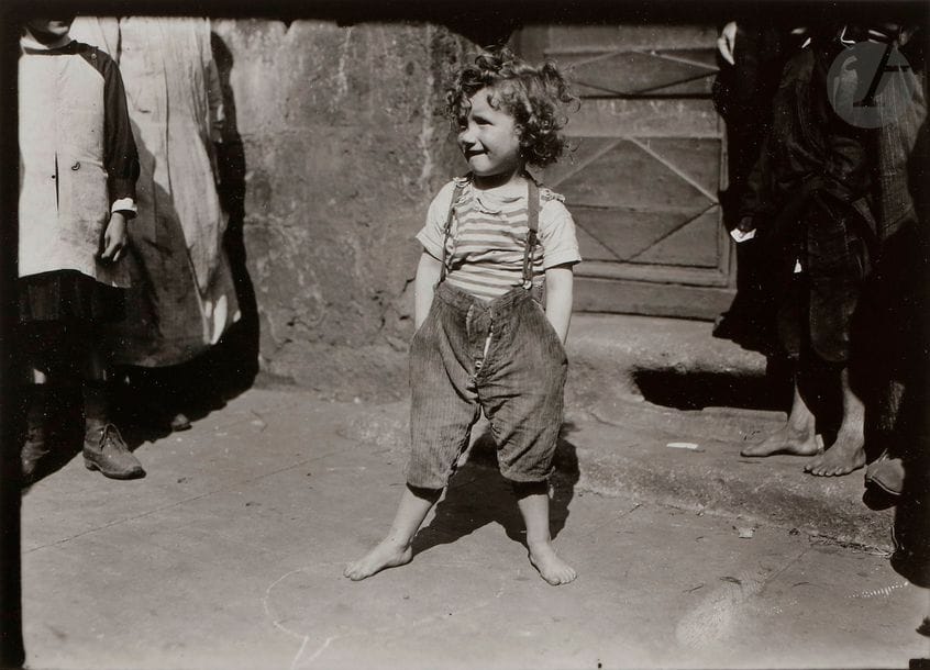 Lewis Hine (1874-1940)
Paris Gamin. Paris, c. 1919.
Chicago Street, Little Girl Near Hull House. Chicago, 1909-1912.
Deux (2) épreuves argentiques. (c. 1971). Tampon « George Eastman House Collection », titre, annotations manuscrites « print from the original negative » et date de tirage au verso (1).
Image : 13 x 17,7 et 12,5 x 17,5 cm
Feuille : 20,5 x 25,3 et 20,5 x 25,3 cm