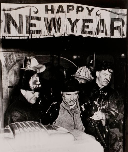 Weegee (Arthur Fellig, dit) (1899-1968)
Tavern of ground floor of burning building at 80 Greenwich St is the shelter for firemen overcome by smoke. New Years Eve. Customers also had a hot time, 2 janvier 1945.
Épreuve argentique d’époque. Tampon du photographe et tampon ICP au verso.
Image : 22 x 18,5 cm 
Feuille : 25,3 x 20,5 cm (cassures) 

Provenance : 
De l’International Center for Photography (collection Weegee) à l’actuel propriétaire. 
