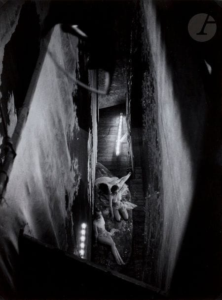 Brassaï (Gyula Halasz, dit) (1899-1984)
Vue plongeante sur la scène des Folies-Bergères. Paris, 1932.
Épreuve argentique (c. 1950-1960). Tampon « Copyright by - Brassaï - 81, rue du Faubg St-Jacques », signature à l’encre et titre au crayon au verso.
40 x 29,3 cm

Bibliographie :
Sylvie Aubenas - Quentin Bajac, Brassaï Le flâneur nocturne, Éditions Gallimard, Paris, 2012, ill. 67. 