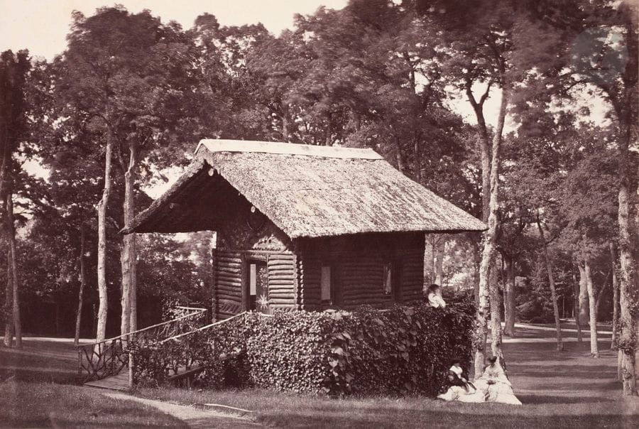 Paul Berthier (1822-1912)
Chalet de fantaisie et e?le?gantes dans un parc, c. 1860.
Épreuve sur papier albumine?, d’après négatif verre, contrecollée sur carton. Timbre sec du photographe sur le montage en bas.
25,8 x 38,5 cm