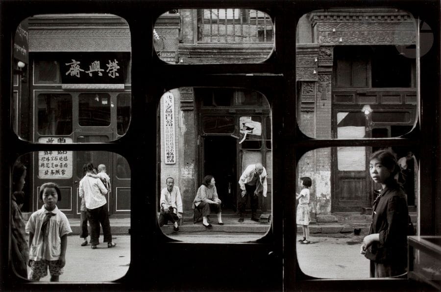 Marc Riboud (1923-2016)
Rue des Antiquaires, Pékin, Chine, 1965.
Épreuve argentique (c. 2010) signée dans la marge inférieure à droite à l’encre noire. Tampon de Marc Riboud au verso.
Image : 18,2 x 27,5 cm
Feuille : 24 x 30,2 cm