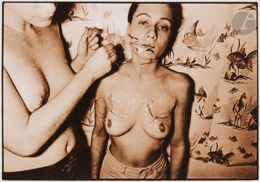 Leslie Krims, dit Les Krims (1942)
Sans titre [filles aux hameçons], 1974.
Épreuve argentique d’époque (Kodak Kodalith) contrecollée sur carton. Signature du photographe et date au crayon sur le montage en bas.
Image : 11,7 x 17,3 cm
Feuille : 17,5 x 23 cm