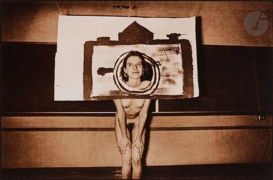 Leslie Krims, dit Les Krims (1942)
Sans titre [jeune fille à l’appareil photo], 1974.
Épreuve argentique d’époque (Kodak Kodalith) contrecollée sur carton. Signature du photographe et date au crayon sur le montage en bas.
Image : 11,5 x 17 cm
Feuille : 17,2 x 22,7 cm