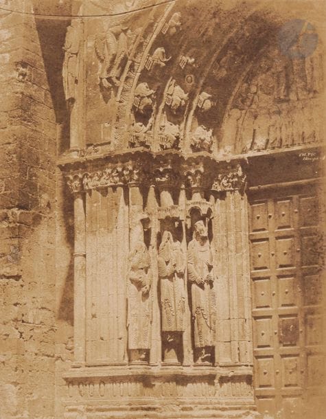 Émile Pécarrère (1816-1904)
Collégiale Notre-Dame-du-Fort d’Étampes, c. 1852.
Statues-colonnes et voussures gauche du portail royal.
Épreuve sur papier salé, d’après négatif papier, contrecollée sur carton, signée et légendée 
« Em. Pec. Etampes » dans le négatif à droite.
25 x 19,7 cm 