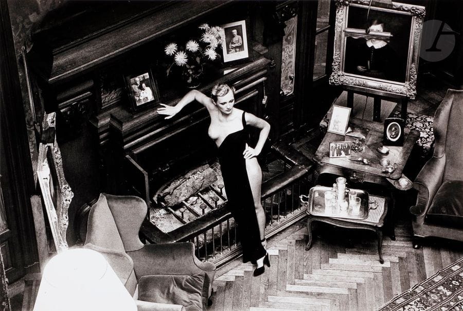 Helmut Newton (1920-2004)
Roselyne, château d’Arcangues, France 1975. 
Épreuve argentique (avant 1981). Tampon « Copyright - Helmut Newton - Paris, France » et numéro de négatif au verso. 
Image : 23 x 34 cm 
Feuille : 30 x 40 cm 

Bibliographie :
Helmut Newton, White Women, Schirmer/Mosel, 1992, ill. 63. 
Helmut Newton, Sumo, Taschen, Cologne, 1999, n. p.