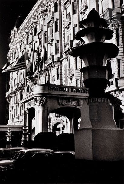 Helmut Newton (1920-2004)
The Carlton. Cannes, 1975-1978.
Épreuve argentique (avant 1981). Tampon « Copyright - Helmut Newton - Paris, France » et numéro de négatif au verso.
Image : 28,7 x 19 cm
Feuille : 30,5 x 24 cm

Bibliographie : 
Helmut Newton, Sleepless Nights, Schirmer/Mosel, 1978, p. 65.