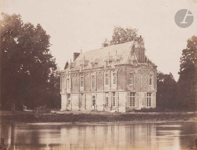 Roger du Manoir (1827-1888)
Cha?teau d’Heudreville (Eure), juillet 1853.
Épreuve sur papier salé, d’après négatif papier, contrecollée par les coins sur carton. Le?gende manuscrite a? l’encre sur le montage en bas à droite. Tampon « Album de Roger Comte du Manoir » au verso du montage.
25,2 x 32,9 cm