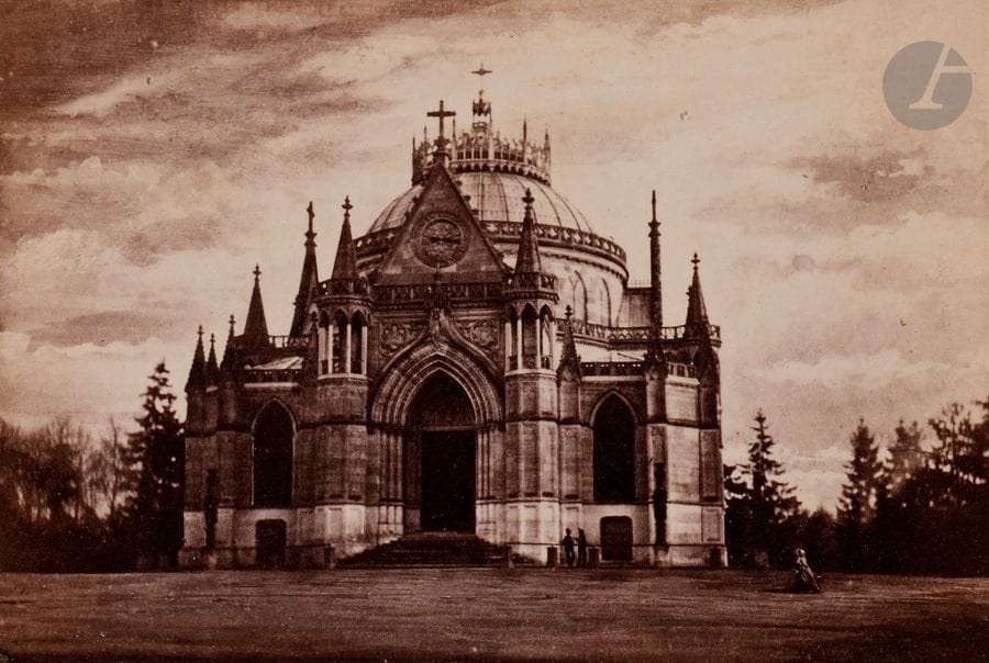 Camille Silvy (1834-1910)
Nécropole de la famille d’Orléans, chapelle royale de Dreux, c. 1864.
Épreuve sur papier albuminé au format carte de visite contrecollée sur carton. Crédit du photographe au verso du montage.
5,5 x 8,5 cm