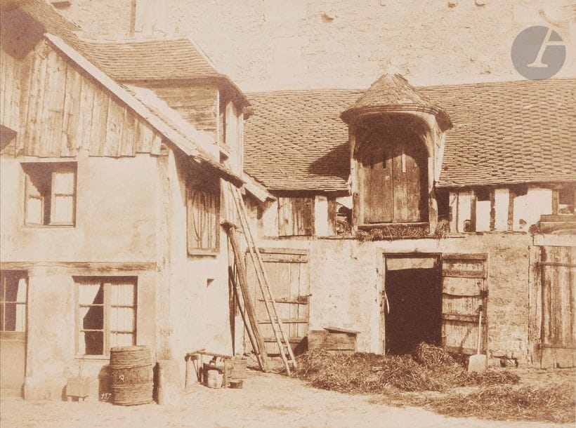 Charles Marville (1813-1879)
Cour de ferme, c. 1851.
Épreuve sur papier salé, d’après négatif papier, contrecollée sur carton. Nume?ro « 157 » dans le négatif en bas à gauche. Timbre sec 
« Ch. Marville - Paris » sur le montage en bas.
16,2 x 21,6 cm

Bibliographie :
Isabelle Jammes, Blanquart-évrard et les origines des éditions photographiques françaises, Genève-Paris, Librairie Droz, 1981, n°14, p. 194 (variante).