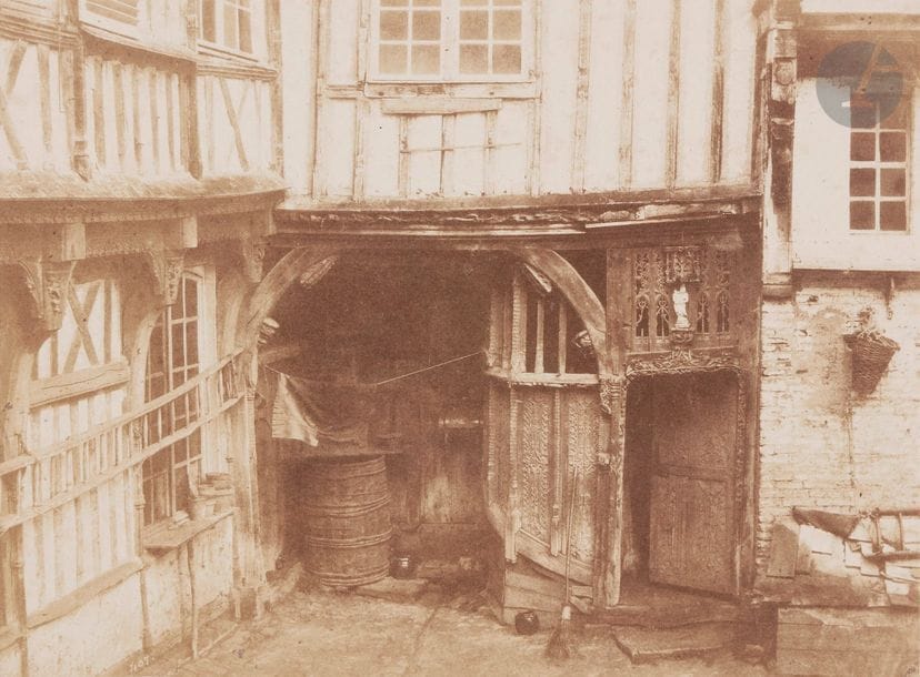 Charles Marville (Paris 1813-1879)
Abbeville, 1851.
Maison dite de Franc?ois 1er.
Épreuve sur papier salé d’après négatif papier, contrecollée sur carton. Nume?ro « 407 » dans le négatif en bas à gauche. Timbre sec 
« Ch. Marville - Paris » sur le montage en bas.
15,9 x 21,4 cm