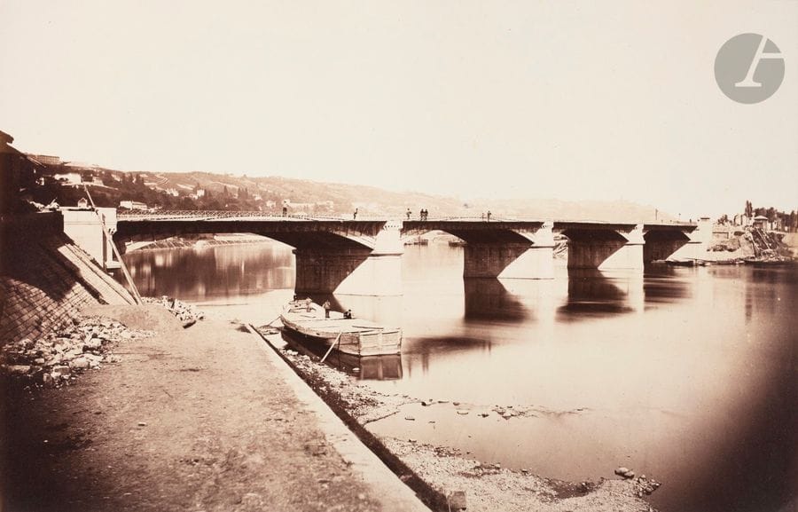 Édouard Baldus (1813-1889)
Lyon, c. 1861.
Pont de la Mulatie?re.
Épreuve sur papier albuminé, d’après négatif verre, contrecollée sur carton. Tampon-signature du photographe et tampon de la légende sur le montage en bas.
27,8 x 43,7 cm