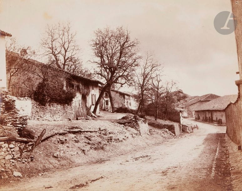 Auguste Violin (1816-1878)
Route de village, c. 1855.
Épreuve sur papier albuminé, d’après négatif papier.
23,3 x 29,4 cm