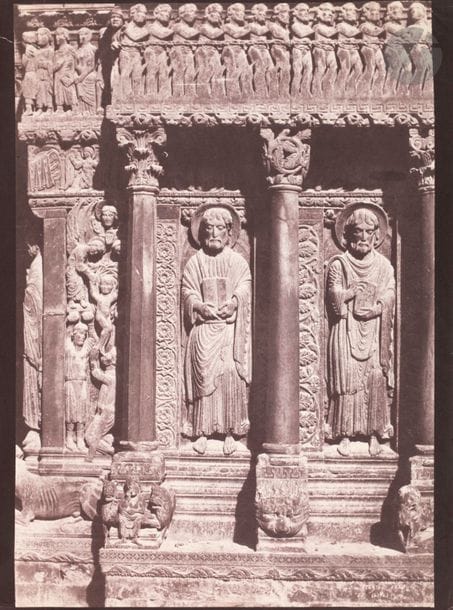 Charles Nègre (1820-1880)
Arles, 1853.
Portail de l’église Saint-Trophime.
Sculptures du martyre de Saint étienne. Saint Jacques le Mineur et Saint Philippe.
Épreuve sur papier sale?, d’après négatif papier, non émargée. Signature du photographe, date et légende dans le négatif en bas à droite. Annotations manuscrites « Arles E?glise St Trophime », « 280 » et « B.27 » à la mine de plomb au verso.
32,9 x 24,7 cm