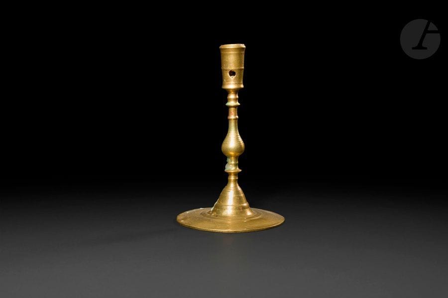 Bougeoir en bronze, fût en balustre, base circulaire, haut binet mouluré et repercé.
Flandres, XVIe siècle
Hauteur : 23,4 cm