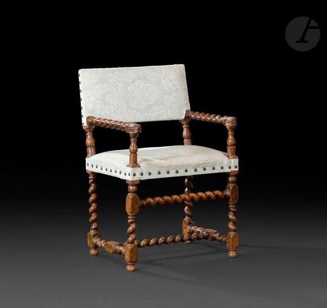 Chaise à bras en noyer, piètement et accotoirs torsadés, supports d’accotoirs en balustre, extrémités des accotoirs à décor feuillagé, entretoise en H, bandeau.
Époque Louis XIII
Hauteur : 27 cm - Largeur : 56.5 cm
Profondeur : 48 cm
(pieds boules refaits)