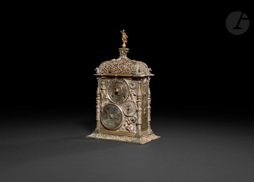 Horloge de table astronomique en galvanoplastie en métal argenté.
Réplique de l’horloge de Jeremias Metzger conservée au Kunsthistorisches Museum de Vienne (inv. Kunstkammer, 852), Maison Haas réalisée à l’occasion de l’Exposition Universelle de Vienne de 1873.
Hauteur : 31 cm - Largeur : 18 cm
Profondeur : 11.2 cm
(petits manques, usures à l’argenture)
