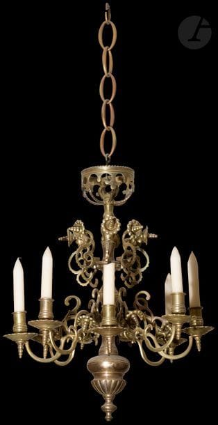 Petit lustre en bronze à sept bras de lumière, fût tourné en balustre avec vase godronné, pampilles et couronne sommitale.
XIXe siècle
Hauteur : 54 cm
(manque un bras de lumière)