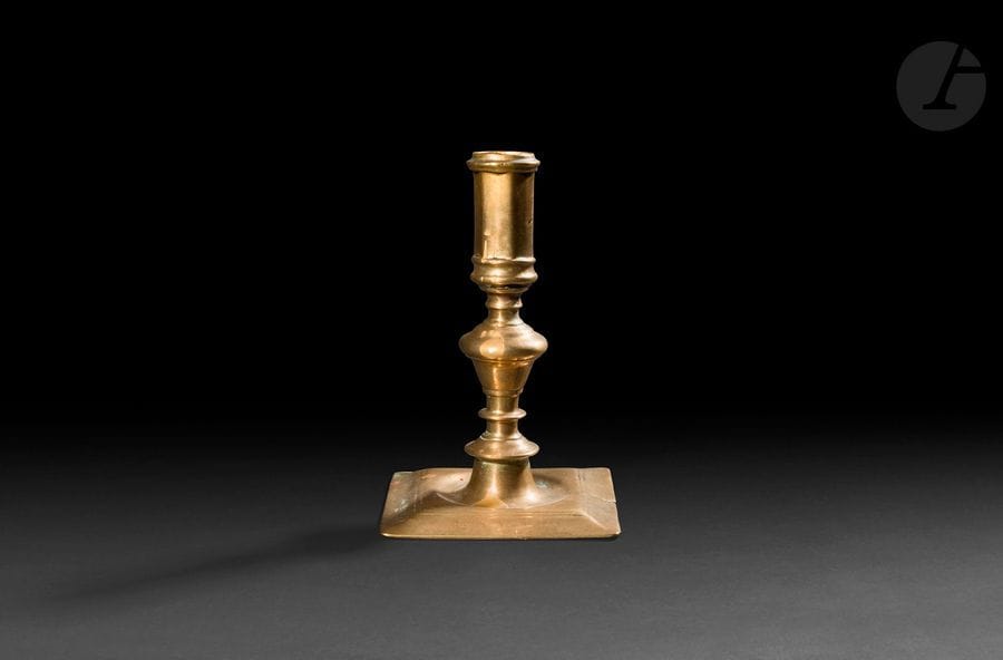 Petit bougeoir en bronze, fût tourné en balustre, haut binet à pans, base carrée en doucine
XVIIe siècle
Hauteur : 17 cm