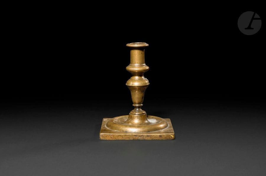 Petit bougeoir en bronze, fût en balustre, base carrée, haut binet mouluré.
Espagne, XVIIe siècle
Hauteur : 13,8 cm