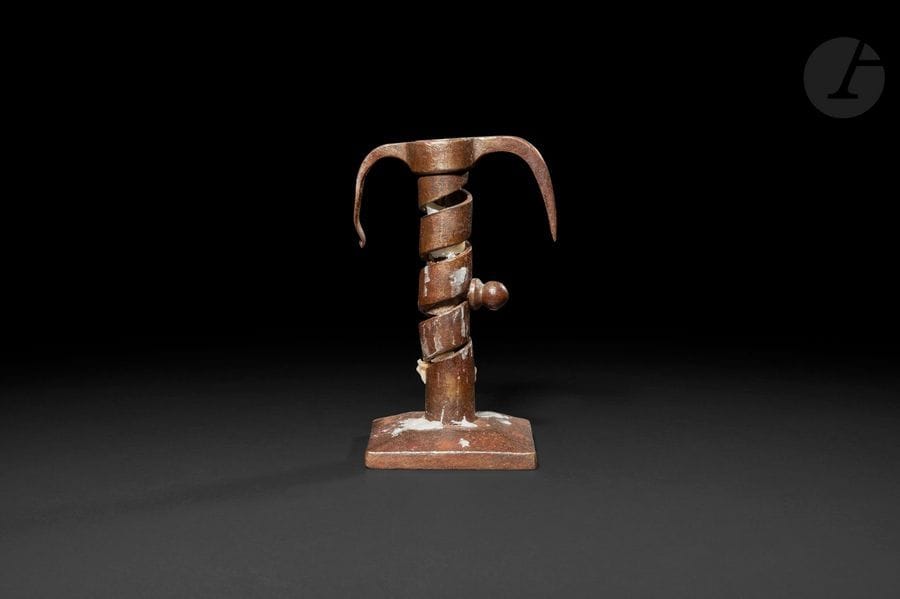 Bougeoir de vigneron, dit rat de cave, en fer forgé, fût en vis, base carrée à pans, binet amovible muni de deux ailettes recourbées.
XVIIIe siècle
Hauteur : 18,7 cm
(petite déformation)