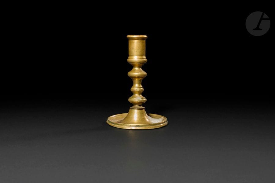 Petit bougeoir en bronze, fût tourné en balustre, base circulaire, binet mouluré repercé.
XVIIe siècle
Hauteur : 11,2 cm
(petites déformations)
