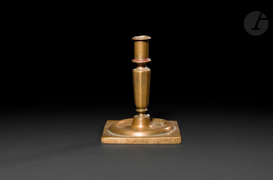 Petit bougeoir en bronze, fût en balustre à pans, base carrée, haut binet.
Espagne, XVIIe siècle
Hauteur : 15,3 cm
(petit accident à la base)