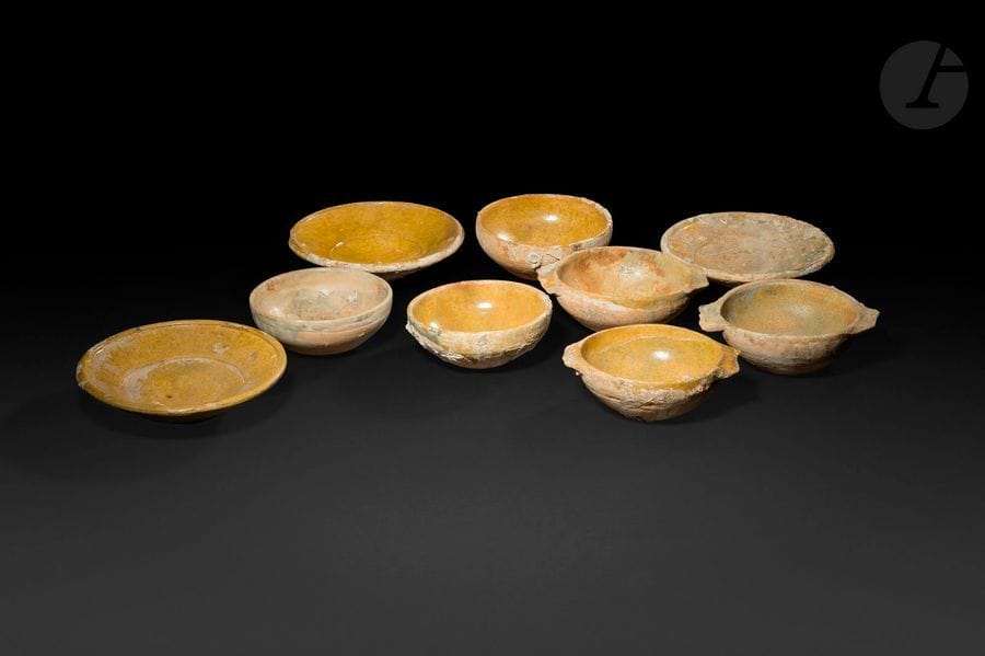 Épave DES SARDINAUX - TERRES CUITES DE FRéJUS XVIIe SIèCLE
Lot composé de trois bols, trois écuelles et trois petites assiettes.
Diamètre : 12,5 cm et 17,5 cm (assiettes)