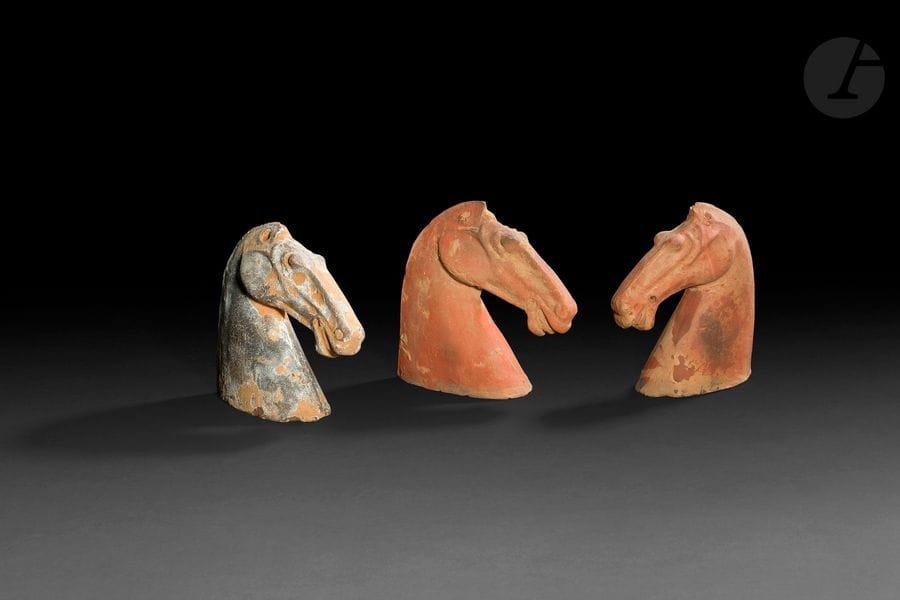 CHINE - Époque HAN (206 av. JC - 220 ap. JC)
Trois têtes en terre cuite de chevaux. 
H : 15,7 cm