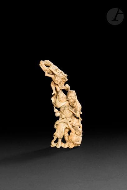 JAPON - Époque MEIJI (1868 - 1912)
Okimono en ivoire de shoki debout brandissant un démon tenant des carpes de sa main droite, un autre oni au sol s’agrippant à la ceinture du chasseur. H. 22,5 cm
On y joint un okimono en dent de morse, paysan debout et son enfant sur un rocher, sortant un crabe de leur panier. H. 8,1 cm