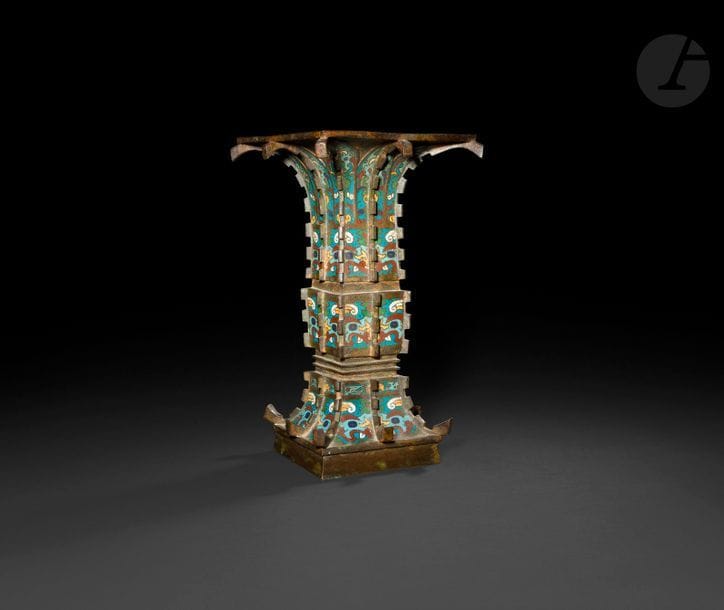 JAPON - Vers 1900
Vase gu en bronze et émaux cloisonnés polychromes à décor de masques de taotie sur fond bleu turquoise. (Monté en lampe). 
H : 38,4 cm