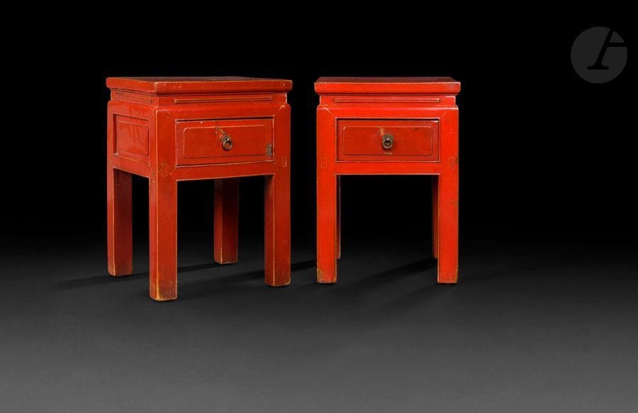CHINE - XXe siècle
Deux tables de chevet en bois laqué rouge ouvrant par un tiroir en façade. 
Dim. 53,5 x 33,5 x 38,4 cm