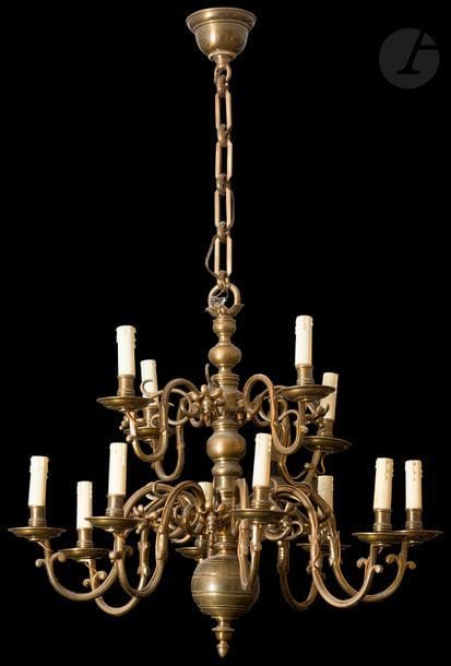 Lustre en bronze à douze bras de lumière sur deux rangs, fût avec sphères ; monté à l’électricité.
Hollande, XIXe siècle
Hauteur : 106 cm