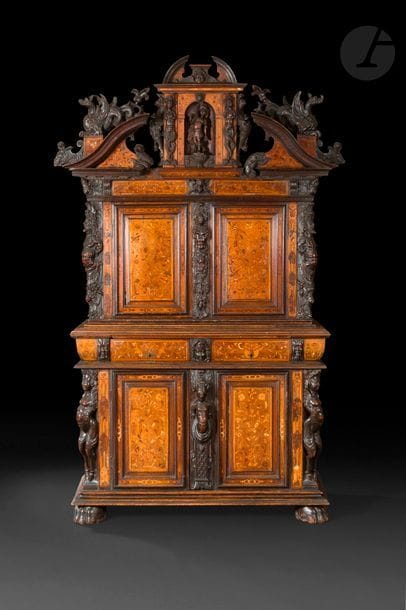 Armoire en deux corps au corps supérieur en retrait en noyer, noyer noirci et incrustations de bois indigènes ouvrant à quatre vantaux et deux tiroirs en ceinture
Languedoc, fin du XVIe siècle
Hauteur : 236 cm - Largeur : 145 cm - Profondeur : 56.5 cm
(petits manques, soulèvements, petites restaurations et vermoulures)