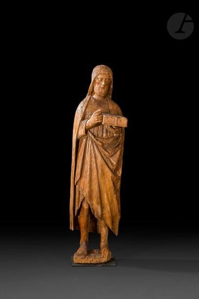 Saint Jean-Baptiste en chêne sculpté. Debout, tenant un livre sur la main gauche, il est vêtu de la mélote et d’un manteau dont un pan revient sur le devant.
XVe siècle
Hauteur : 120 cm
(accidents et vermoulures, manque l’Agneau)