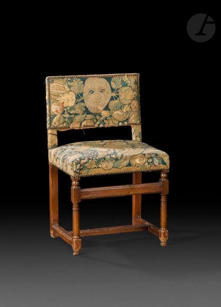 Chaise à dos en noyer. Piétement antérieur à colonnes baguées reliées par un bandeau mouluré, barre d’entretoise en H, recouverte de fragments de tapisserie.
Fin du XVIe siècle
Hauteur : 85.5 cm - Largeur : 53 cm
Profondeur : 42.5 cm
(vermoulures aux pieds)