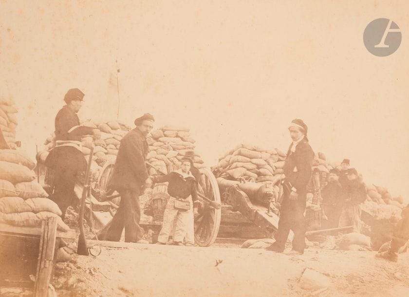 [COMMUNE DE PARIS].
Album de photographies.
[Paris, 1871]. — Album in-4 oblong, 257 x 355. Demi-chagrin brun foncé à coins, dos à nerfs (reliure de l’époque).

Album de 36 photographies originales sur papier albuminé collé sur carton monté sur onglets, la plupart légendées à la plume, montrant les barricades, les ruines, les campements, etc. à Paris durant la Commune.
On y voit ainsi les barricades place de la Concorde et rue de Castiglione, les ruines d’Auteuil, de la rue du Bac, de la Croix rouge, du Palais Royal, des Tuileries, de la Caisse des dépôts et de l’Hôtel de ville, le campement des Versaillais au jardin des Tuileries, et celui des gardes nationaux au bas de la butte Montmartre le 18 mars 1871, la barricade mobile place Vendôme, etc.
Ces photographies ne sont pas signées mais plusieurs ont été identifiées comme étant l’œuvre du photographe Bruno Braquehais (1823-1875), dont le cliché représentant le commandant de la garde nationale Simon Charles Meyer sur la place Vendôme, qui délivra les invitations pour assister à la chute de la colonne Vendôme le 16 mai 1871.