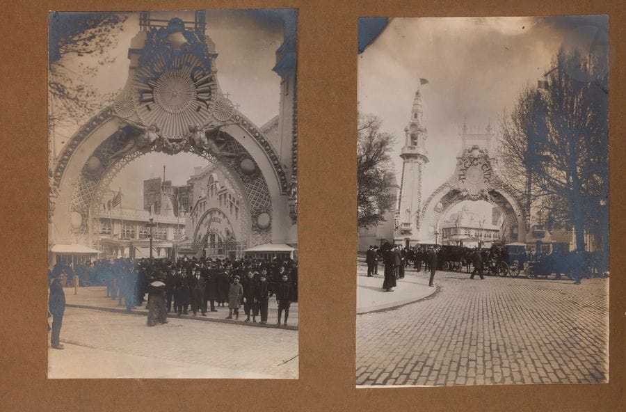 [MAGIC CITY].
Album de photographies de 1914.
Album in-4 oblong, 240 x 315. Cartonnage en percaline bordeaux de l’époque.

Très rare album de 56 photographies argentiques d’époque collées sur papier cartonné, représentant des vues du Magic City, le premier parc d’attractions de Paris, construit par Ernest Cognacq en 1900 entre les numéros 67 et 91 du quai d’Orsay et la rue de l’Université. Destiné essentiellement aux adultes, il comprenait des manèges à sensation, des spectacles, une grande piste de danse avec orchestre et des représentations « d’indigènes ».

Il s’agit de photographies anonymes, prises avant la guerre de 14 par un photographe officiel, dans un but probablement publicitaire. À côté de la première photographie figure la signature Pad, nom que l’on retrouve sur plusieurs cartes postales de l’époque représentant des vues notamment de ce parc, publiées par les éditions Publicitas. On trouve également la signature « R. Savage » sur le premier et le 6e feuillet.

Aucune des vues présentes dans cet album ne semble avoir été retenues pour faire l’objet d’une carte postale. Elles représentent l’entrée du parc, ses attractions, la salle de balle remplie de danseurs mais aussi vidée de tous les participants, les orchestres, etc. Les 4 dernières photographies représentent le parc illuminé la nuit.

Exemplaire parfaitement conservé. Sur le premier plat figure « Magic City 1914 » en lettres peintes en doré.