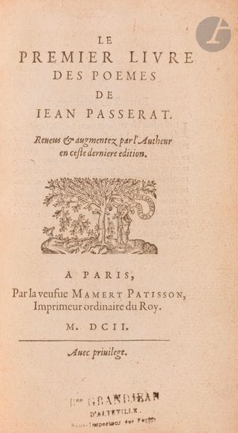 PASSERAT, Jean.
Le Premier livre des poèmes. Reveus & augmentez par l’Autheur en ceste derniere edition. Paris : veuve Mamert Patisson, 1602.
[Suivi de] : Præfatiuncula in disputationem de Ridiculis, quæ est apud Ciceronem in libro secundo de Oratore. Paris : Mamert Patisson, Robert Estienne, 1595.
[Et de] : Eloquentiæ professoris et interpretis Regij, de Cæcitate Oratio. 
Paris : Mamert Patisson, Robert Estienne, 1597. — 3 ouvrages en un volume in-8, 169 x 105 : (2 ff.), 44 ff. ; 13 ff. ; 12 ff. Maroquin bleu foncé janséniste, dos à nerfs, dentelle dorée intérieure, tranches dorées sur marbrures (David).

Seconde édition du Premier livre des poèmes, la dernière parue du vivant de l’auteur, plus complète que l’édition originale de 1597. Elle est augmentée des pièces intitulées Le Fresne, L’Espérance et La Divinité des procés, d’un sonnet, de deux élégies (Sur un Anneau et À monsieur Pinart) et de deux petites odes. Ce recueil est particulièrement recherché pour les poésies concernant la chasse : Le Chien courant, Le Cerf d’Amour, Adonis ou la Chasse du Sanglier et Métamorphose d’un homme en oiseau.
On trouve souvent joint à ce Premier livre le recueil de poèmes latins Kalendæ Ianuariæ, & Varia quædam Poëmatia dans l’édition Patisson de 1603. Il manque ici comme c’est parfois le cas dans les exemplaires en reliure postérieure. Il manque également, comme souvent, le portrait de l’auteur par Thomas de Leu.

On y trouve cependant deux autres pièces importantes de Jean Passerat. Tout d’abord la seconde édition de Præfatiuncula in disputationem de Ridiculis, parue pour la première fois en 1594. Il s’agit d’une harangue prononcée par Passerat au Collège de France pour l’entrée d’Henri IV dans Paris en 1594, dans laquelle l’auteur s’en prend à tous ceux qu’il soupçonnait d’avoir favorisé la Ligue. Il se plaint également du délabrement de l’Université et de l’emprise des jésuites sur l’instruction.

En dernier lieu se trouve l’édition origina