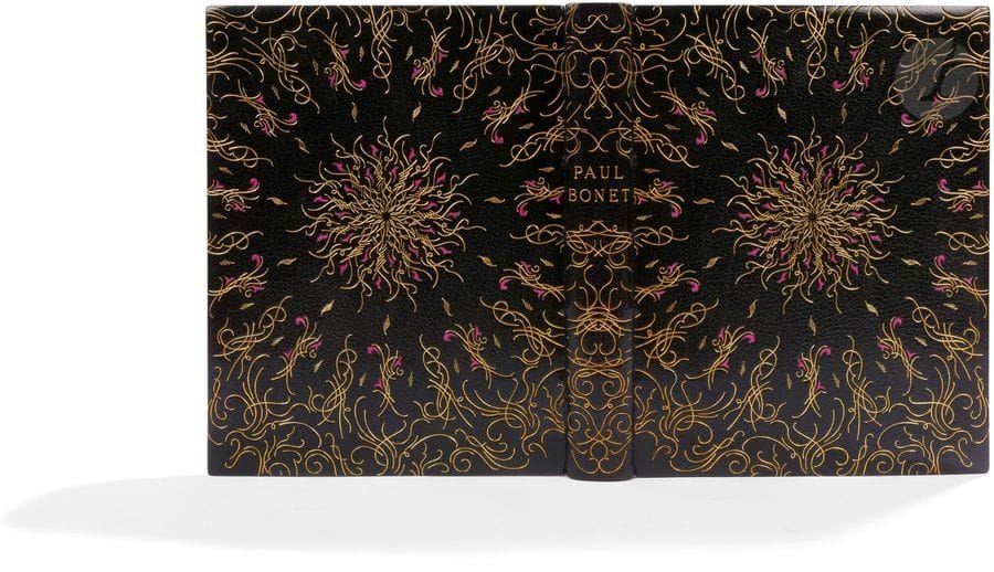 [BONET (Paul)].
Paul Bonet par Paul Valéry, Paul Éluard, Renée Moutard-Uldry, Georges Blaizot, Louis-Marie Michon.
Paris : Auguste Blaizot, 1945. — In-4, 325 x 250 : 259 pp., (2 ff.), 6 planches, couverture imprimée. Maroquin vert foncé, plats et dos ornés d’un décor rayonnant dit « Dentelle », composé de filets dorés ondulés dessinant des arabesques, de petites flammes en réserve, et de motifs mosaïqués de maroquin violet, dos lisse, doublures et gardes de daim violet, bordées de maroquin ivoire, tranches dorées sur témoins, couverture et dos conservés, chemise à dos et bandes à rabats de maroquin vert, étui (Paul Bonet 1956).

Édition originale tirée à 300 exemplaires, de ce très bel ouvrage consacré à l’un des plus grands relieurs français du XXe siècle, illustrée de plus de 150 reproductions de reliures du maître, dont 6 en couleurs reproduites par Mourlot frères.

Il comprend 5 textes : Le physique du Livre par Paul Valéry. - À Paul Bonet par Paul Éluard. - L’Homme et l’œuvre par Renée Moutard-Uldry. - Le Décor expressif dans l’œuvre de Paul Bonet par Georges Blaizot. - La Lettre dans les reliures de Paul Bonet par Louis-Marie Michon.

Un des 50 premiers exemplaires sur vélin d’Arches, enrichis de 6 maquettes-épures reliées in-fine.

Exemplaire non signé par Paul Bonet mais revêtu d’une superbe reliure de sa réalisation, comprenant un riche décor dit « Dentelle » que l’on peut voir dans cet ouvrage utilisé de diverses façons. Elle correspond au numéro 749 des Carnets de Paul Bonet qui apporte cette précision : « Une de mes bonnes dentelles bien équilibrée ».

Exemplaire parfaitement conservé malgré quelques accrocs au dos de la chemise.
Provenance : Claude Guérin (1990, n° 22). - J. Lachard, avec ex-libris. - Catherine Ruchoux, avec ex-libris.