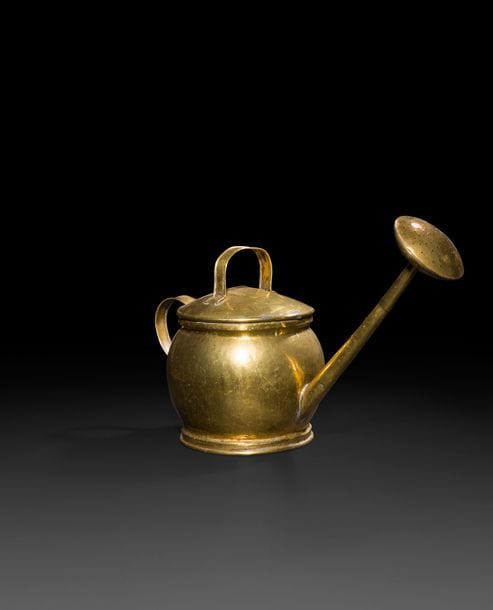 Arrosoir en cuivre
Travail ancien monté à couture, pomme amovible.
(Soudure à l’étain).
H : 32 cm