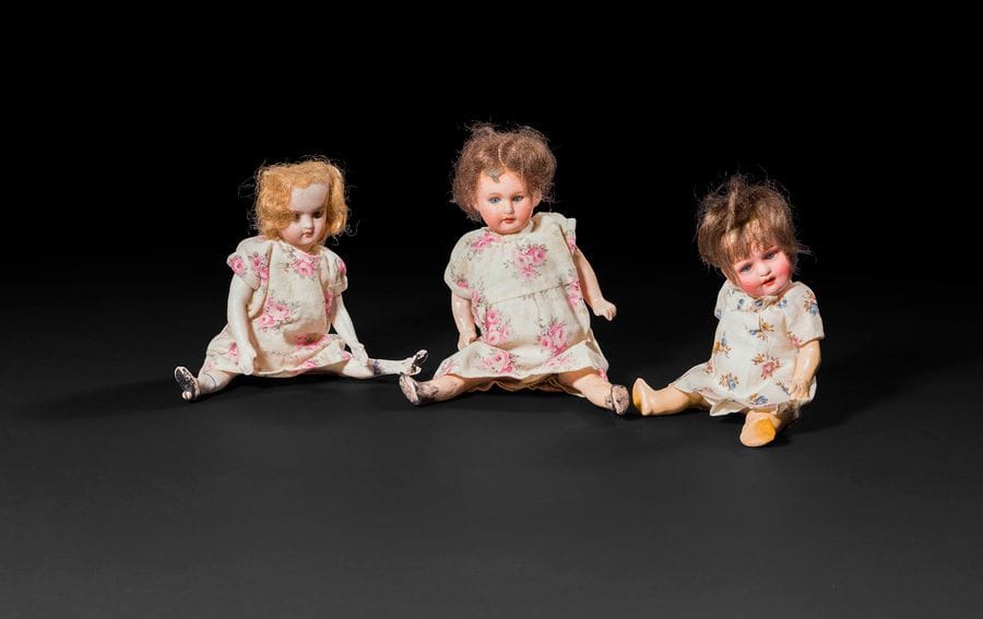 Lot de 3 petites poupées à têtes en porcelaine dont 2 allemandes, bouches ouvertes, corps raides, robes à fleurettes.
H : 20 cm, 17 cm et 18 cm (française)
On joint une poupée, tête en porcelaine marquée en creux DEP, yeux mobiles bleus, bouche ouverte sur une rangée de dents. Corps raide (non d’origine), pull bleu clair.
H : 37 cm
