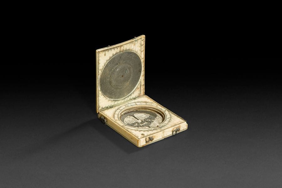 Cadran solaire ouvrant à charnières, en ivoire gravé et étain, à cadran polaire et cadran équatorial, indiquant les phases de la lune et comprenant une boussole et un calendrier perpétuel.
Signé de Charles Bloud à Dieppe.
Fin du XVIIe siècle (accidents et manques).
6,8 x 5,6 cm