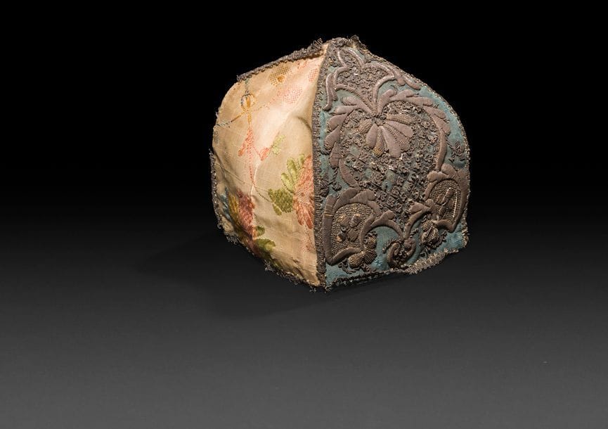 France, XVIIIe siècle
Bonnet de nourrisson en soie, rebrodé aux fils d’argent sur deux faces.
(Usures et accidents).
L : 10 cm - largeur : 8 cm - H : 9,5 cm