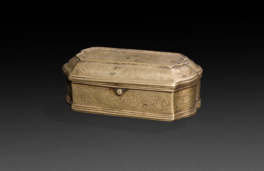 France, XVIIIe siècle
Boîte à racines en laiton de forme rectangulaire polylobée moulurée de filets et gravée de rinceaux, ouvrant à charnière par un bouton poussoir.
(Accident à la charnière).
L : 14 cm - largeur : 7,8 cm