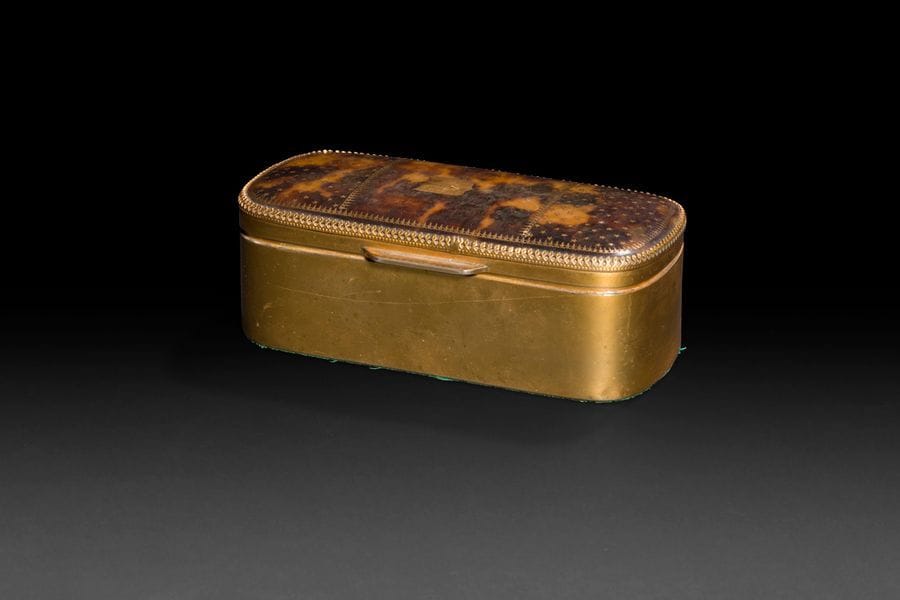 France, XIXe siècle
Boîte oblongue en métal doré ouvrant à charnière, le couvercle en écaille piqué d’étoiles en or entourant un blason.
L : 13,5 cm - largeur : 7 cm