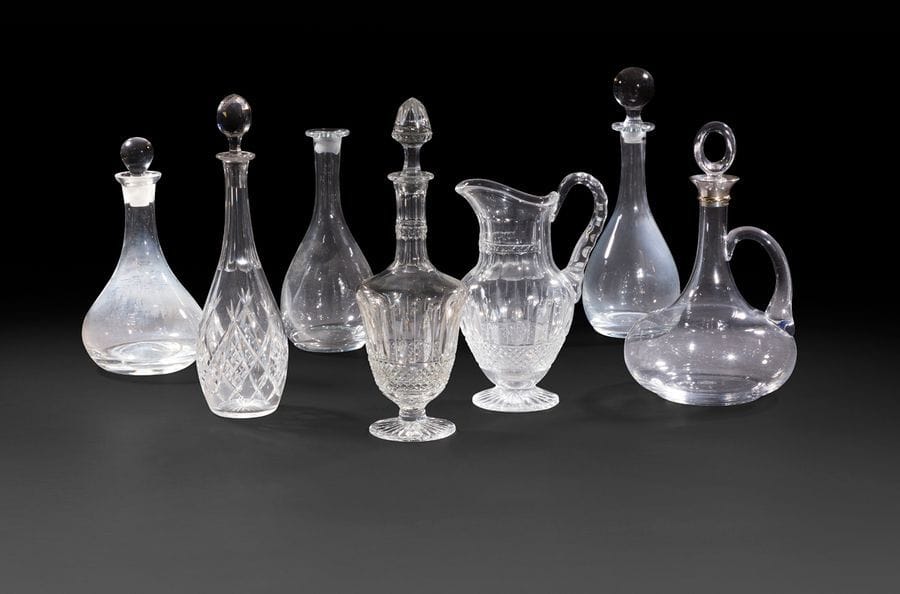 Sept carafes et une aiguière en verre et cristal ; (manques).
XXe siècle.
H : entre 28 cm et 36 cm