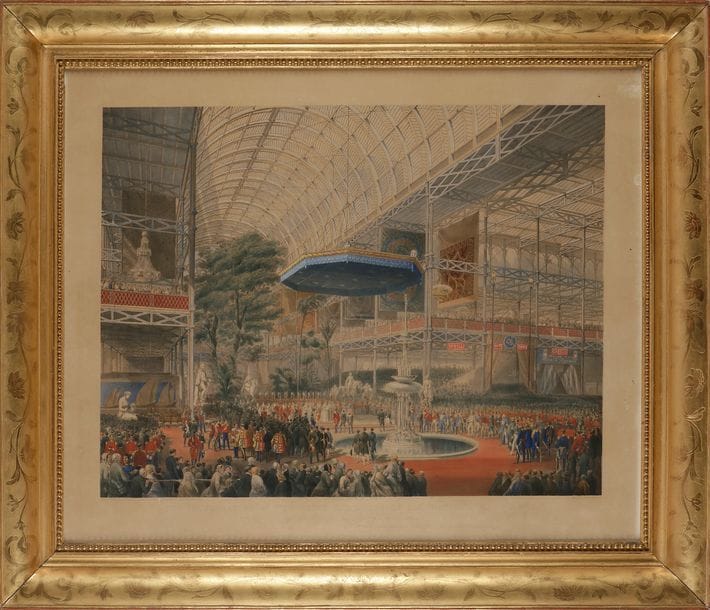 Edmund WALKER (c.1820-c.1890)
The Great exhibition of All Nations, 1851
Lithographie en couleurs.
Insolation.
73 x 89 cm
 L’ouverture de la première Exposition Universelle eut lieu à Londres le 1er mai 1851 à Londres sous le Crystal Palace construit pour la circonstance en ossature de fonte et de verre. 
La Reine Victoria et le Prince Albert l’inaugurèrent le 1er mai. Le discours de la Reine eut lieu au centre du bâtiment derrière la monumentale fontaine en cristal élaborée par les maîtres-verriers Follett and Clarkson OSLER, manufacture fondée à Birmingham en 1807.